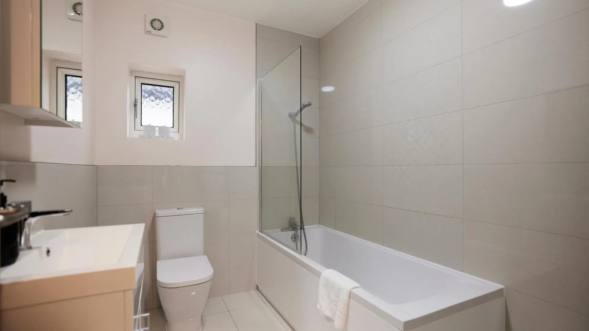 The Redbridge Sanctuary - Spacious 3Bdr House With Garden London