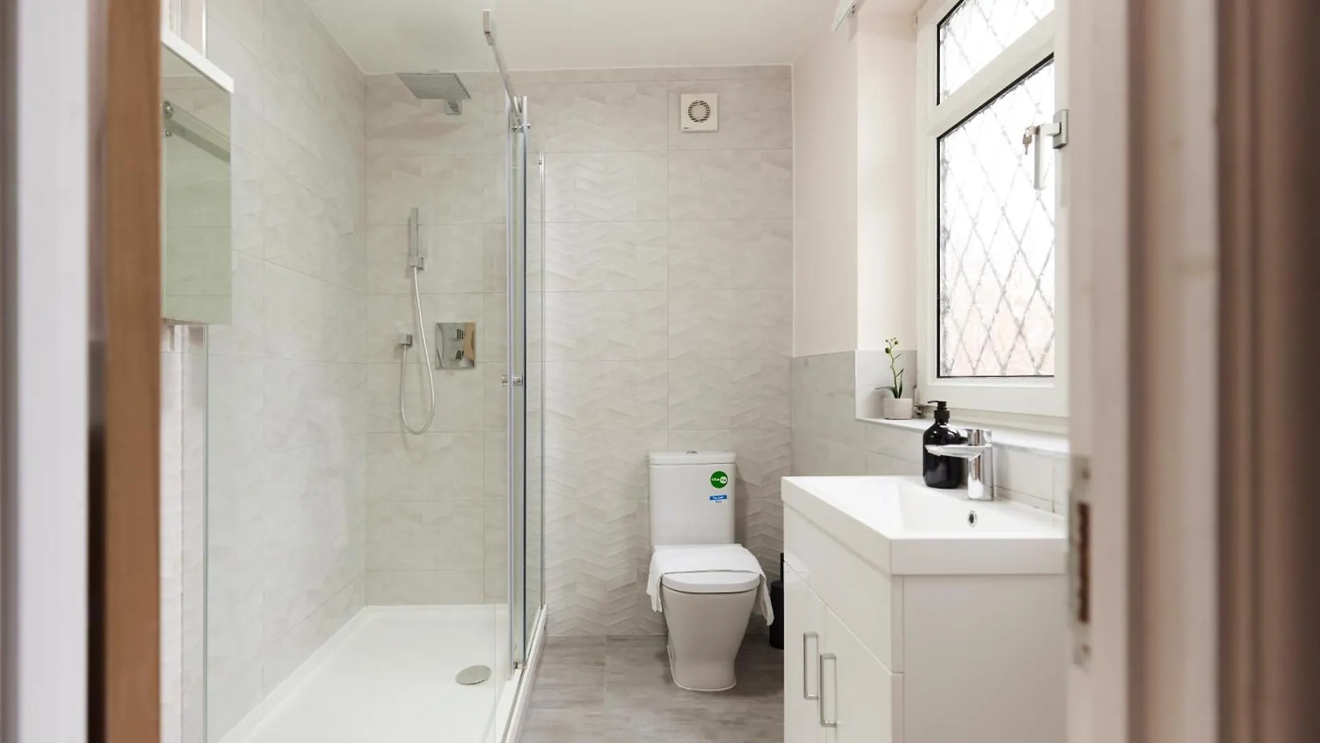 Apartment The Redbridge Sanctuary - Spacious 3Bdr House With Garden London